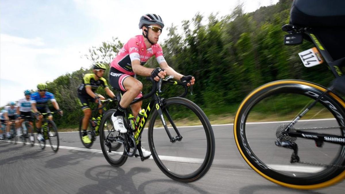 Simon Yates afronta una etapa tranquila al frente de la general del Giro