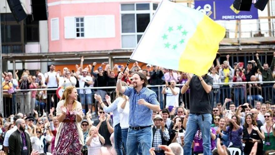 Pablo Iglesias enarbola la bandera de las siete estrellas verdes el pasado domingo en el barrio de Guanarteme, en Las Palmas de Gran Canaria.