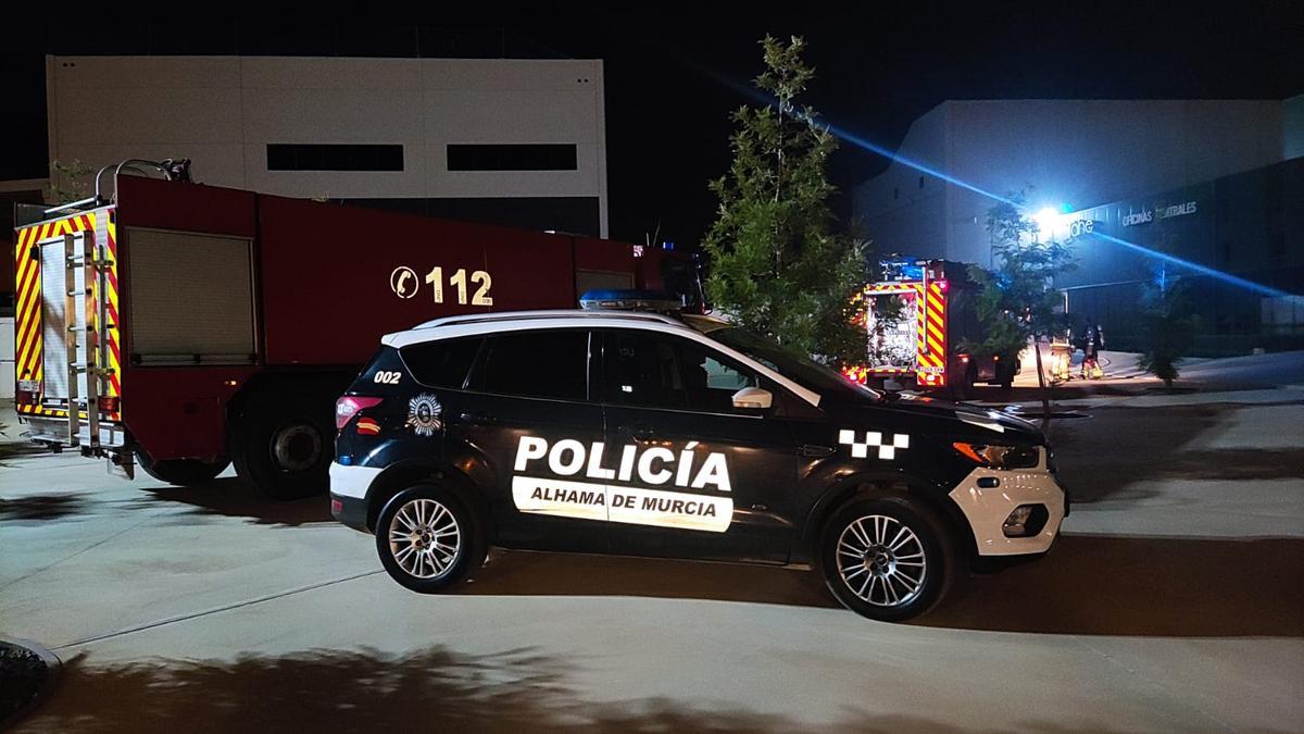 Vehículo de la Policía Local de Alhama de Murcia, en una intervención anterior.