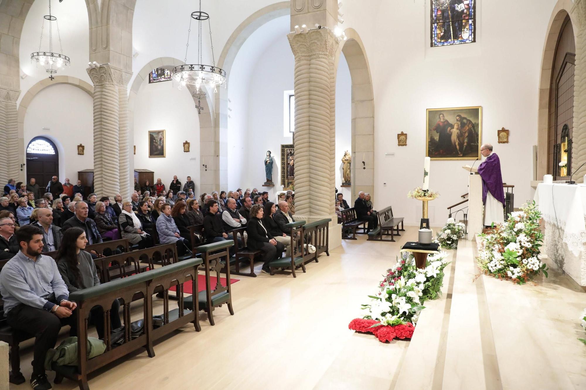 El funeral por Santiago Rivero en Somió, en imágenes
