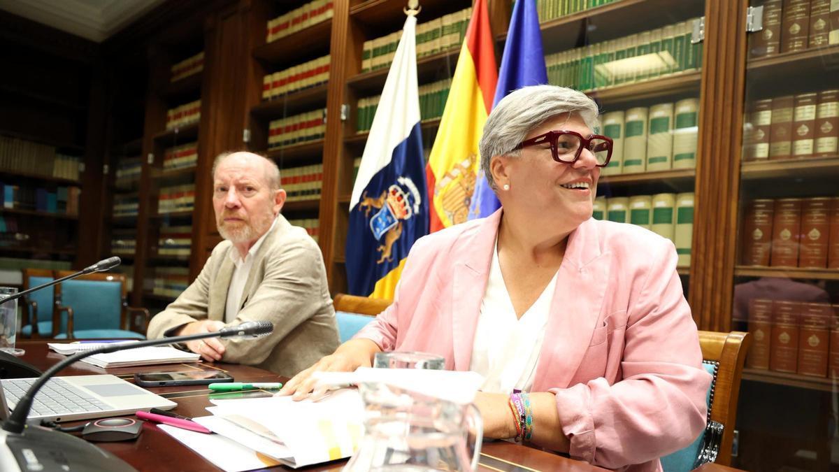 La comisionada de Transparencia, María Noelia García Leal, junto a un miembro del equipo del Comisionado autonómico.