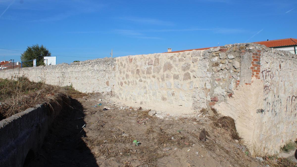 Muro de las escuelas de San Frontis.