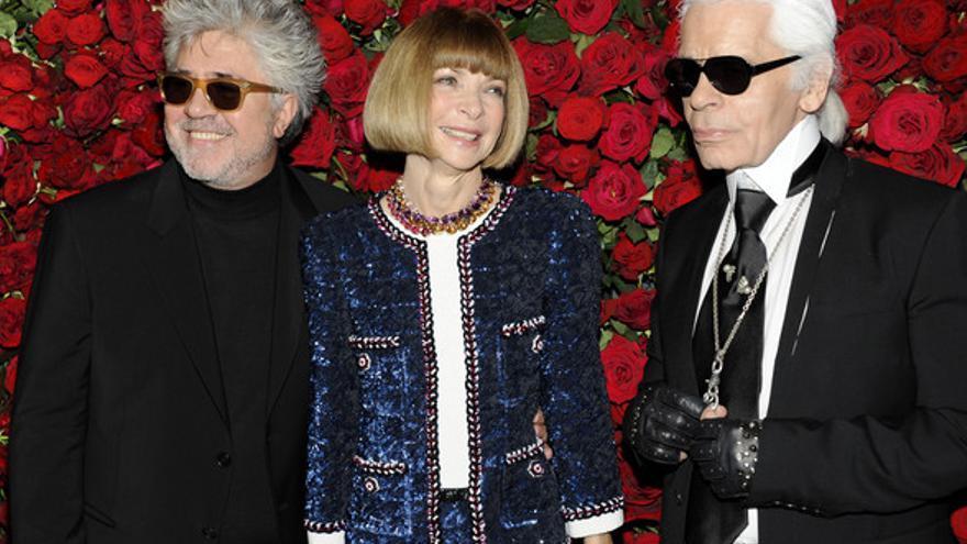 Pedro Almodóvar, con la directora de &#039;Vogue&#039;, Anna Wintour, y el modisto Karl Lagerfeld, en el MoMA, en una imagen de archivo.