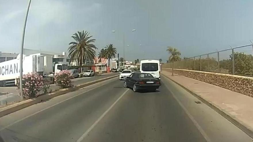 Un herido grave al invadir un coche el carril contrario en la carretera del aeropuerto de Ibiza