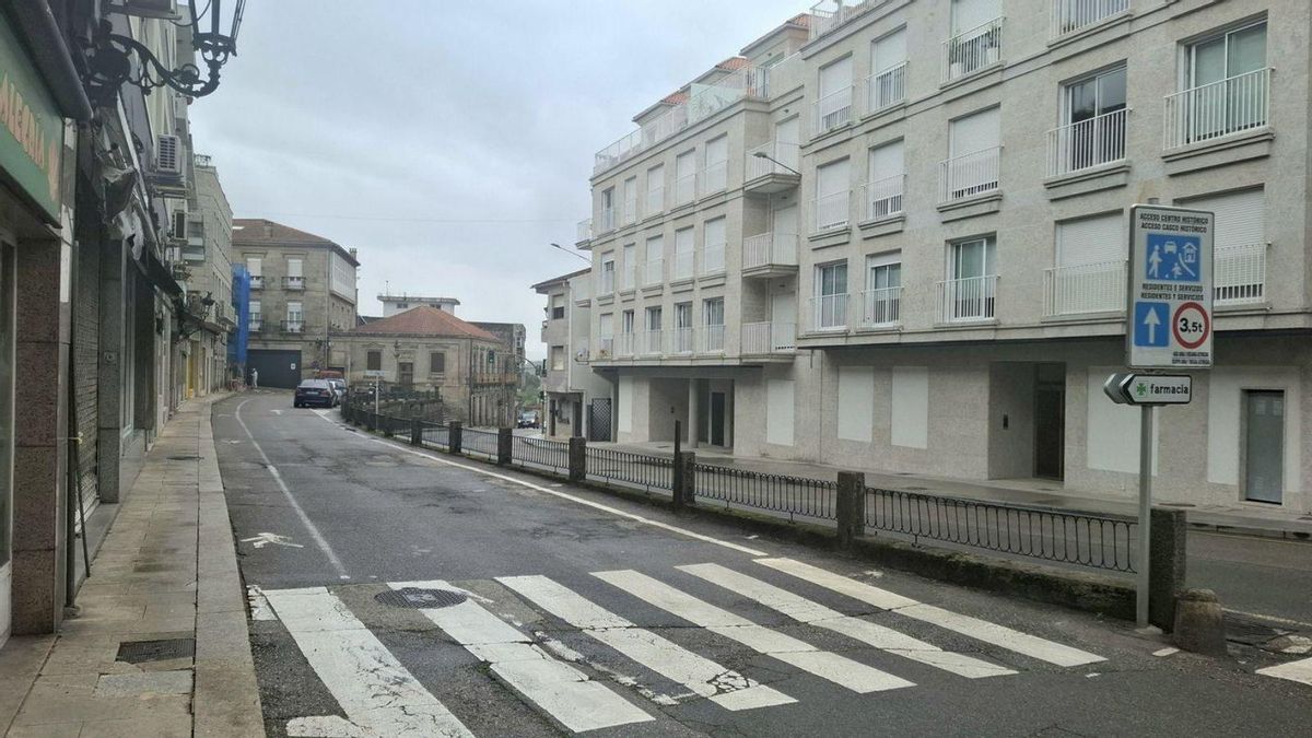La calle Coruña de Tui, donde se creará una plataforma única con prioridad peatonal.