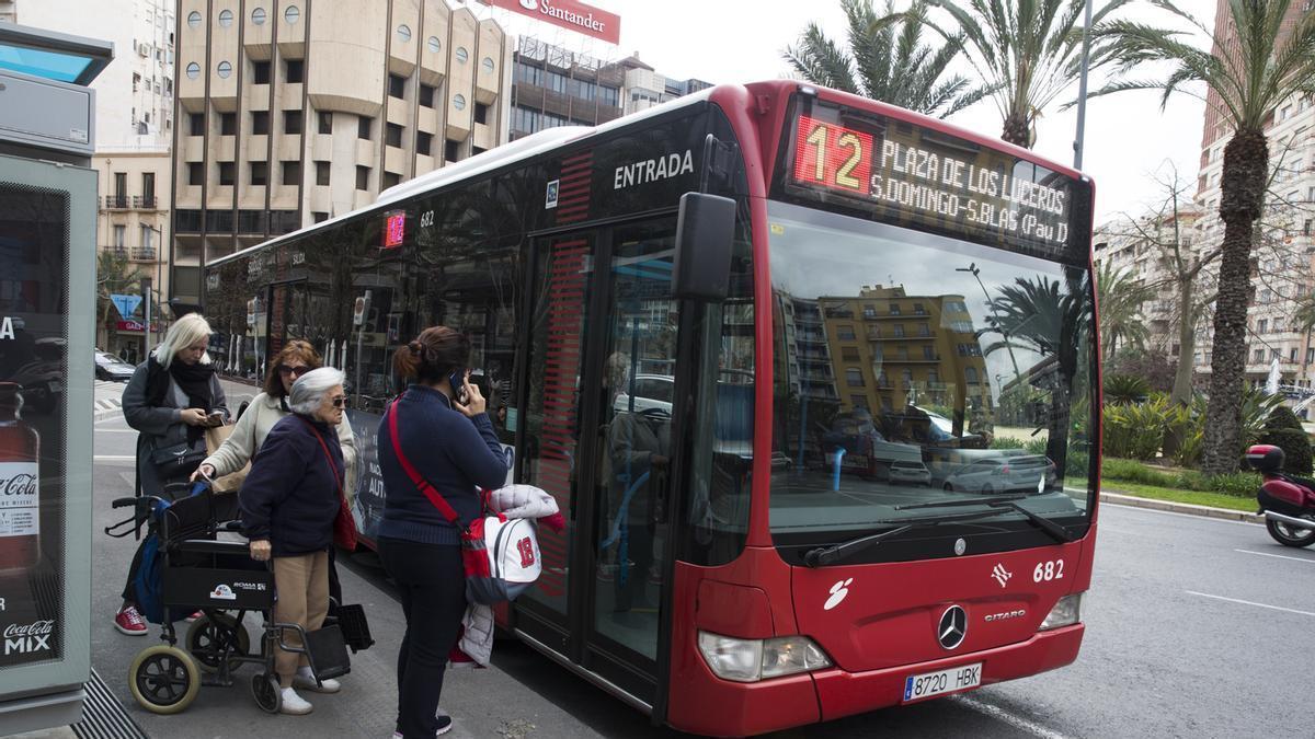 Una usuaria con movilidad reducida trata de subir al autobús en silla de ruedas.
