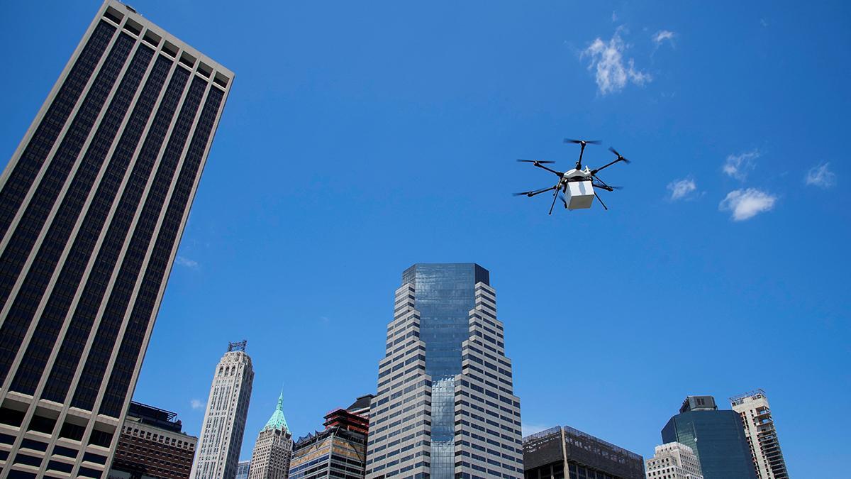 Un dron de la empresa Skyports Drone Services vuela sobre Lower Manhattan, en Nueva York, durante un vuelo de prueba de reparto de paquetes.