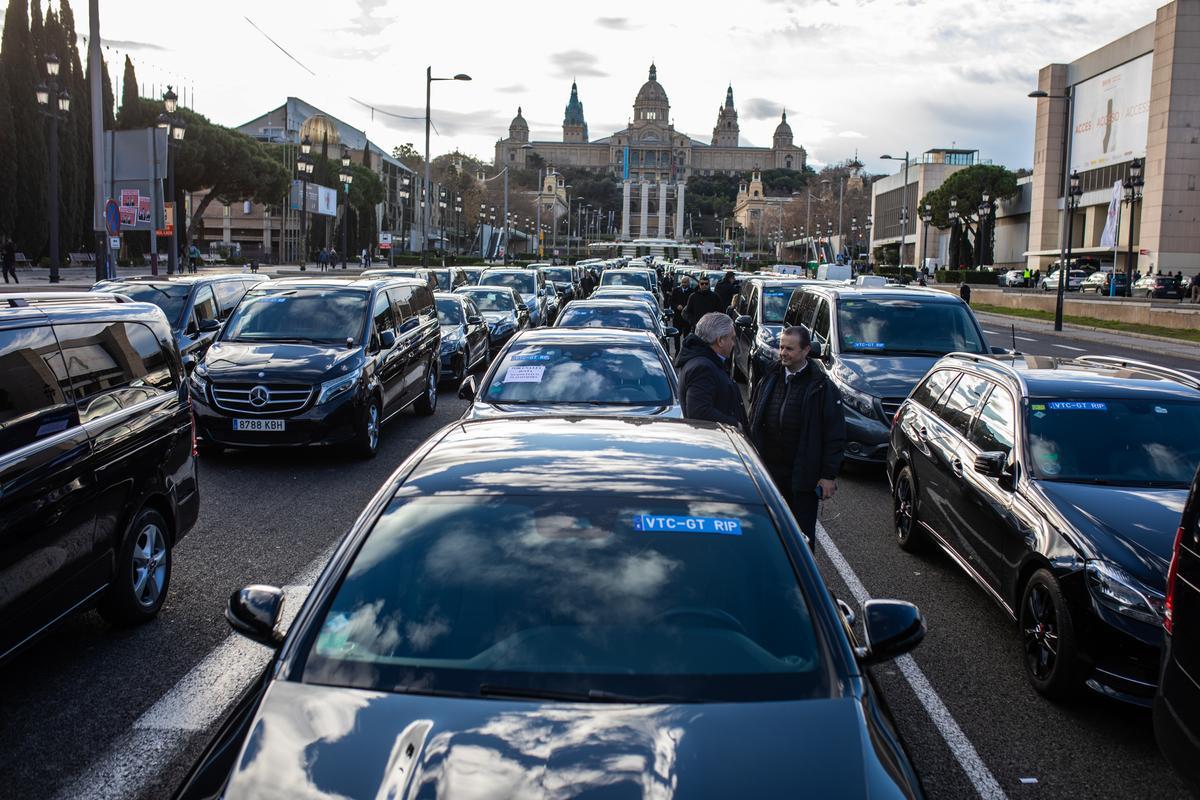 Centenares de conductores de VTC escenifican un funeral del sector y hacen una marcha lenta por Barcelona