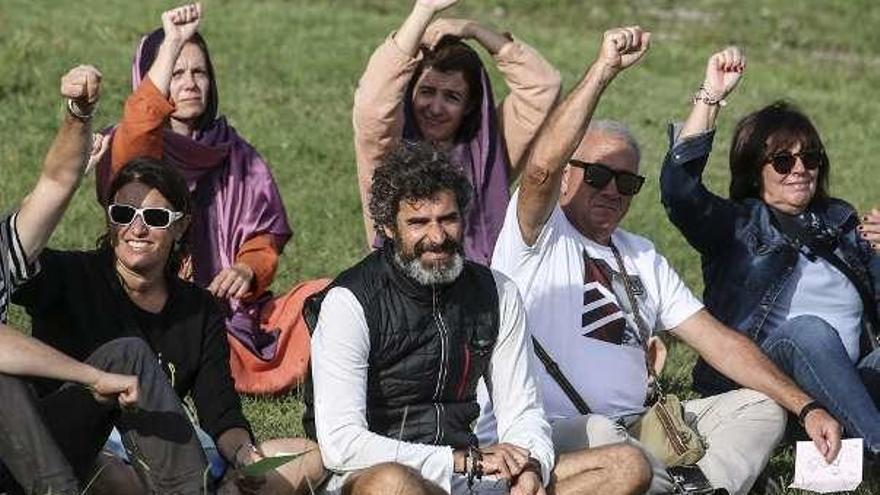 Un grupo de público hace el gesto de &quot;missio&quot;, con el puño cerrado, pidiendo misericordia para el gladiador vencido.