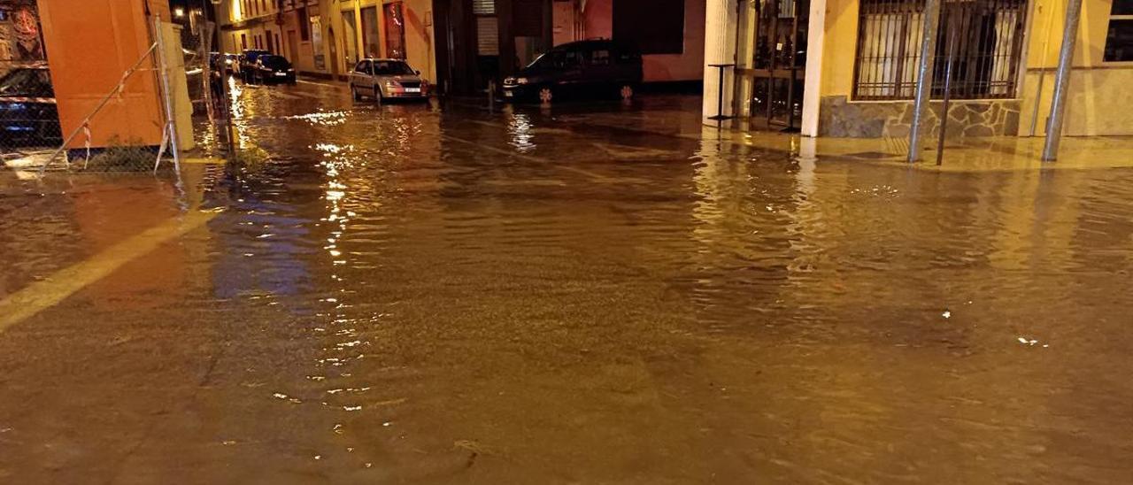 Inundaciones entre la Plaça d&#039;Alacant y la calle Gandia de Alzira, en la mañana del 6 de octubre.