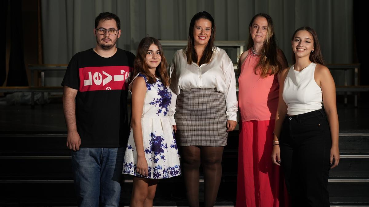 La madrina, junto a las damas y acompañante.