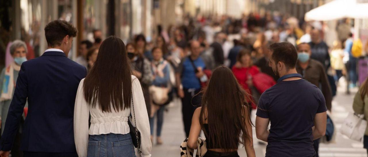 Un grupo de jóvenes camina por Santa Clara. |