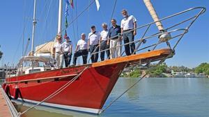 Parte de la tripulación del ’Pros’, a punto para emular la gesta de Juan Sebastián Elcano de dar la vuelta al mundo. 