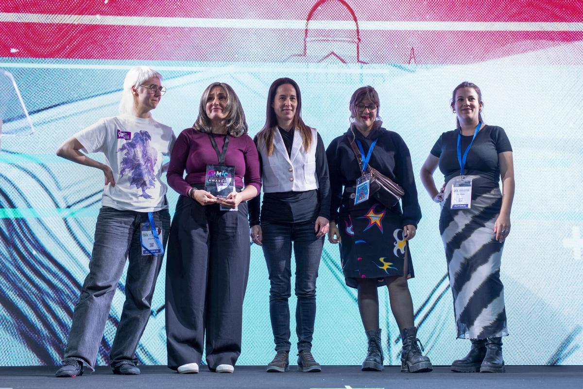 La ganadora, Teresa Valero (segunda por la derecha), junto a la directora del Cómic Barcelona, Meritxell Puig (centro), y las nominadas Emma Ríos (izquierda), Natalia Velarde e Irene Márquez (derecha), en la entrega de premios del salón.