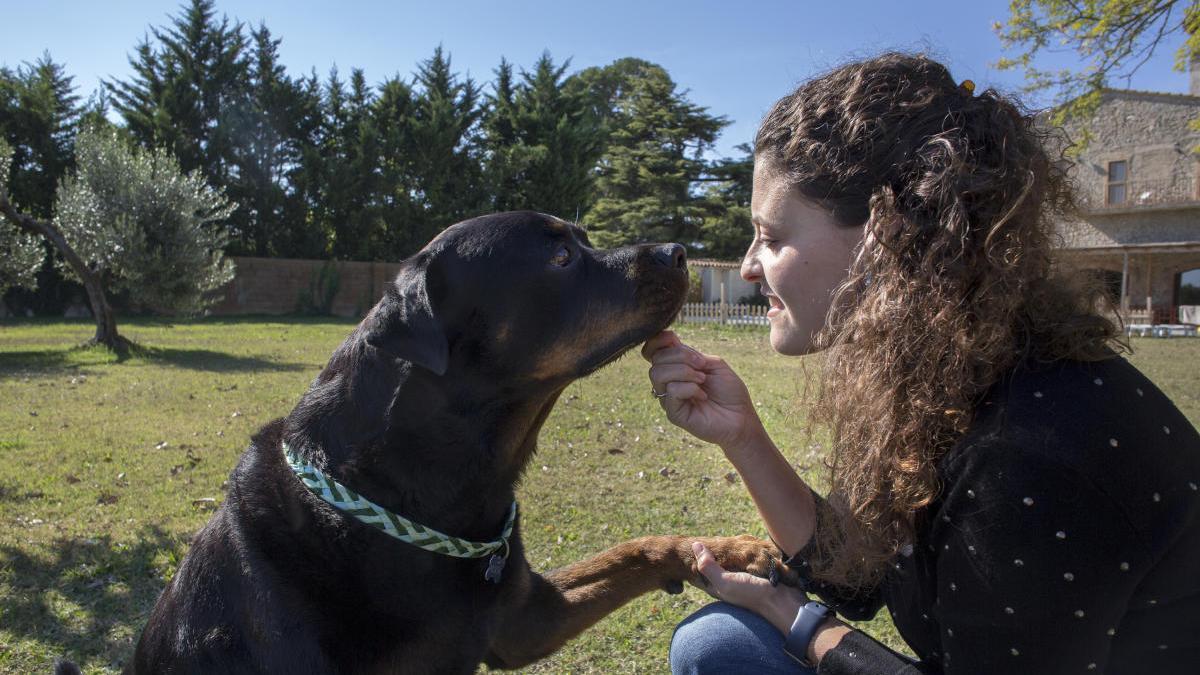 La Berta i en Hook de Can Riera al jardí de casa seva