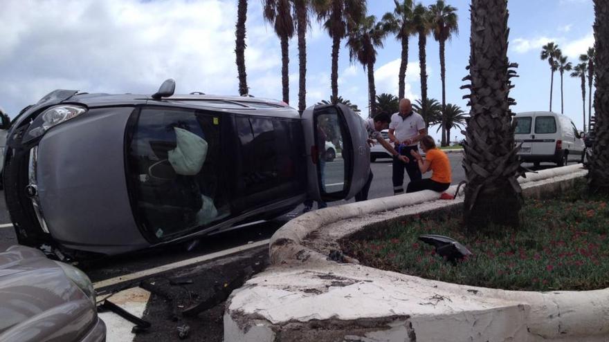 Coche volcado en la Avenida Marítima de Las Palmas de Gran Canaria.