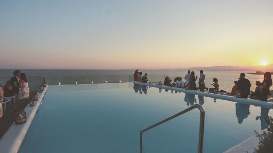 Imagen de la piscina de un bar ubicado junto al mar en Mallorca. | DM