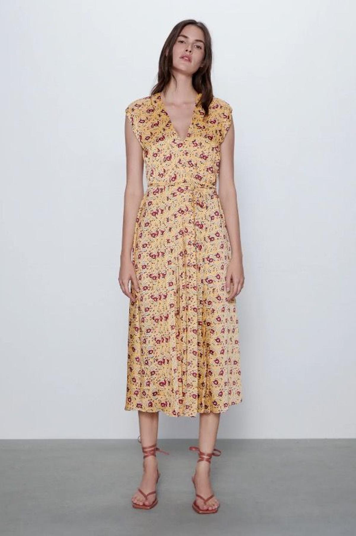 Vestido midi con estampado de flores, de Zara