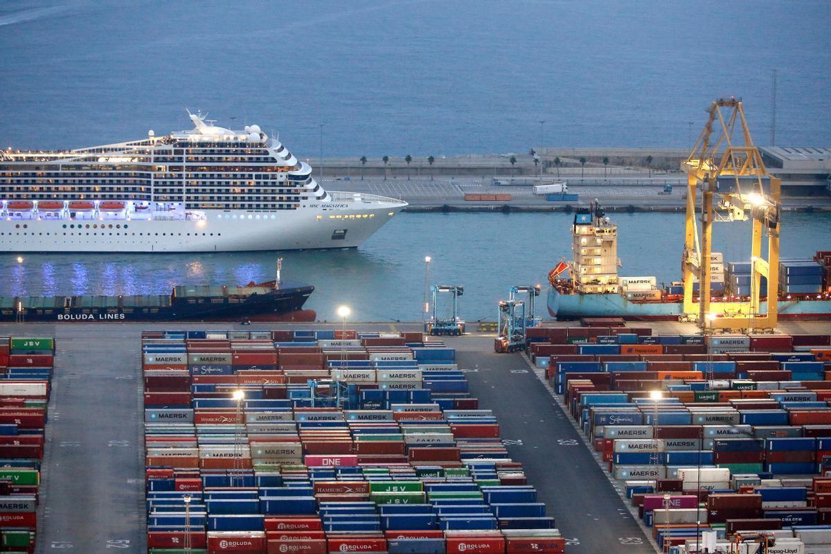 Salida de un crucero delante del muelle de contenedores del Puerto de Barcelona.