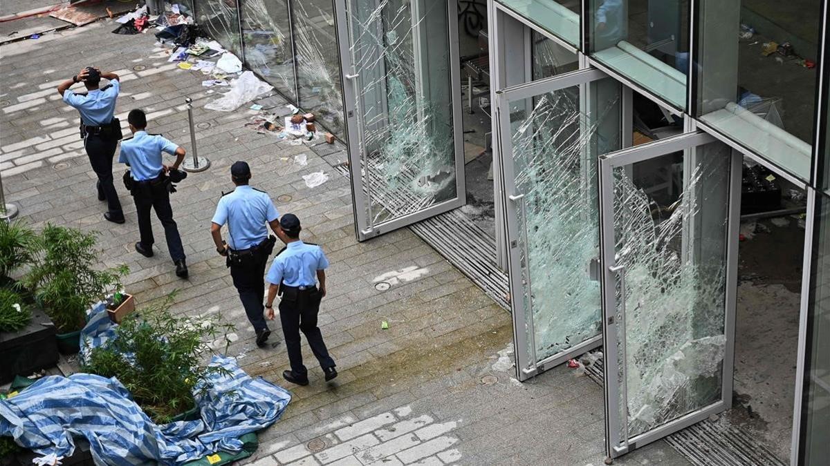 Policías patrullan ante el Parlamento de Hong Kong.