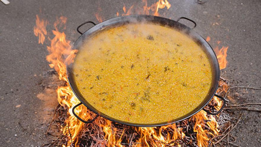 Arroz cocinado con sarmientos.