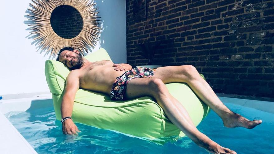 Carlos Santos, en la piscina de su casa de Madrid, en una foto tomada este mismo verano.