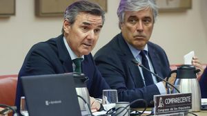 El presidente de la Comisión Nacional del Mercado de Valores (CNMV), Carlos San Basilio (i), presenta ante la Comisión de Economía las prioridades estratégicas de su mandato y da cuenta del informe anual de 2024.