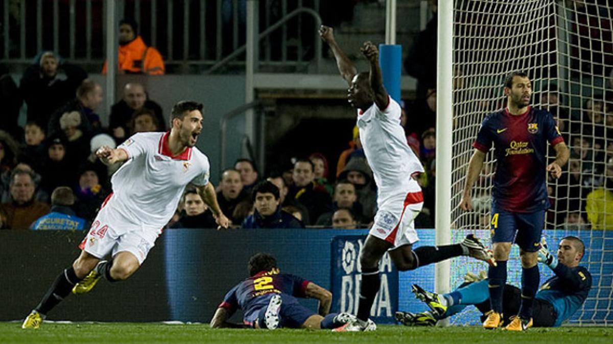 Botía (izquierda) celebra el gol que ha abierto el marcador en el Camp Nou