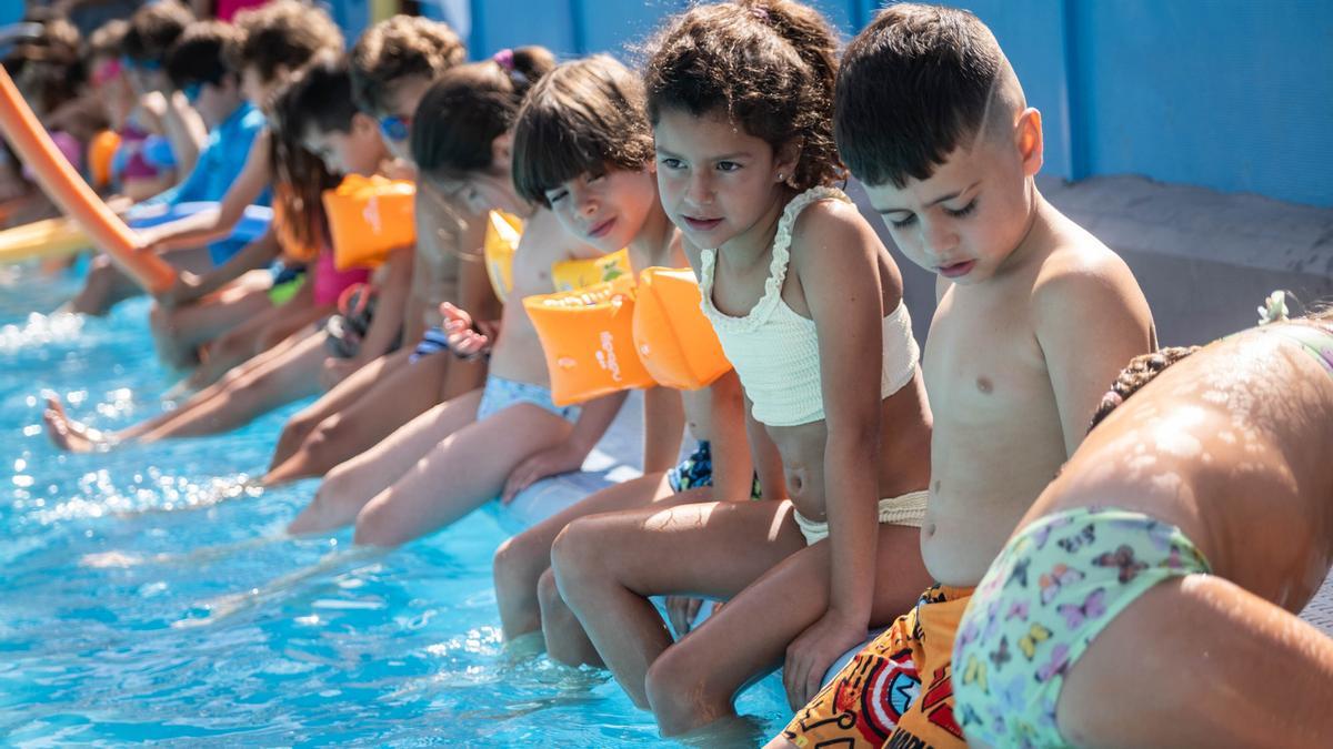 Un grupo de niños de La Esperanza, en la piscina del colegio Miguel Pintor, en el santacrucero Barrio de La Alegría.