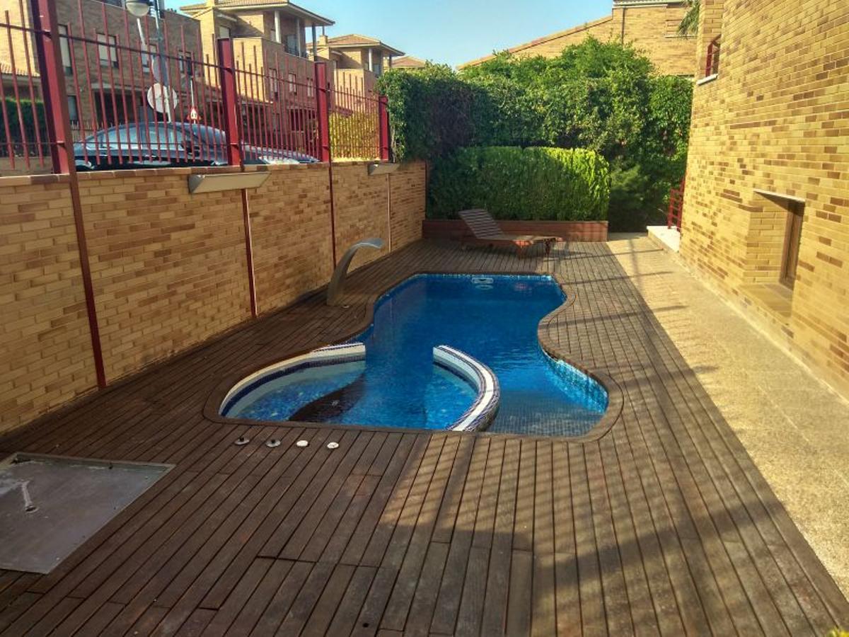 La piscina de la vivienda a la venta en Zaragoza