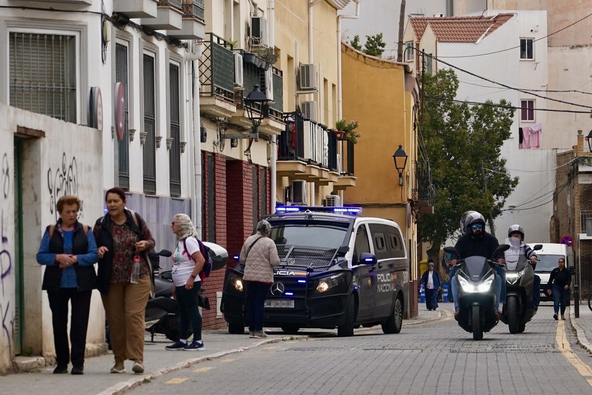 Unos 250 agentes se despliegan en la calle Trinidad en una gran operación contra clanes de la droga. Unos 250 agentes se despliegan en la calle Trinidad en una gran operación contra clanes de la droga.