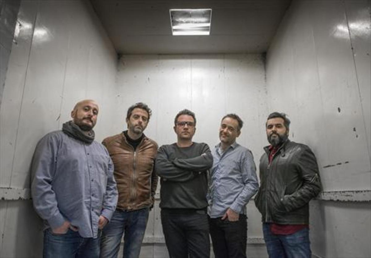 Els integrants de Love of Lesbian posen a Barcelona.