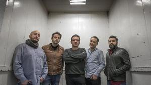 Els integrants de Love of Lesbian posen a Barcelona.