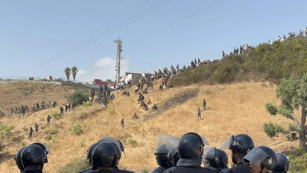 Marruecos frustra el intento de alcanzar Ceuta de cientos de migrantes subsaharianos