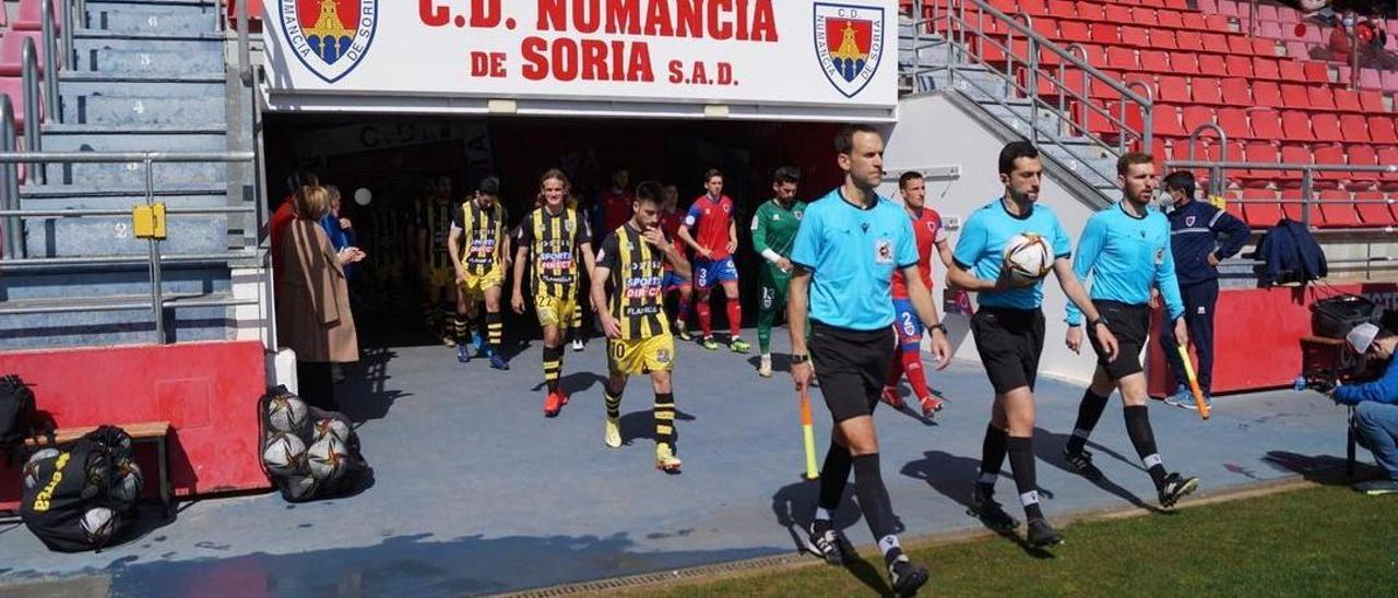 Salida de los jugadores y trío arbitral al terreno de juego