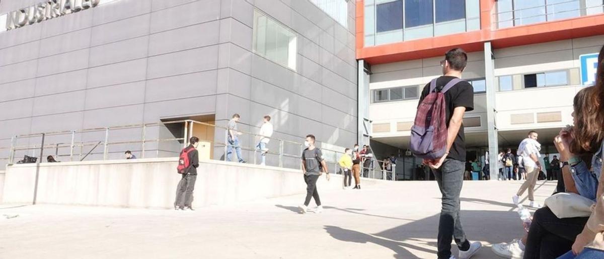 Alumnos de la Universidad de Málaga, que tiene una Cátedra de Ciberinteligencia con Indra.