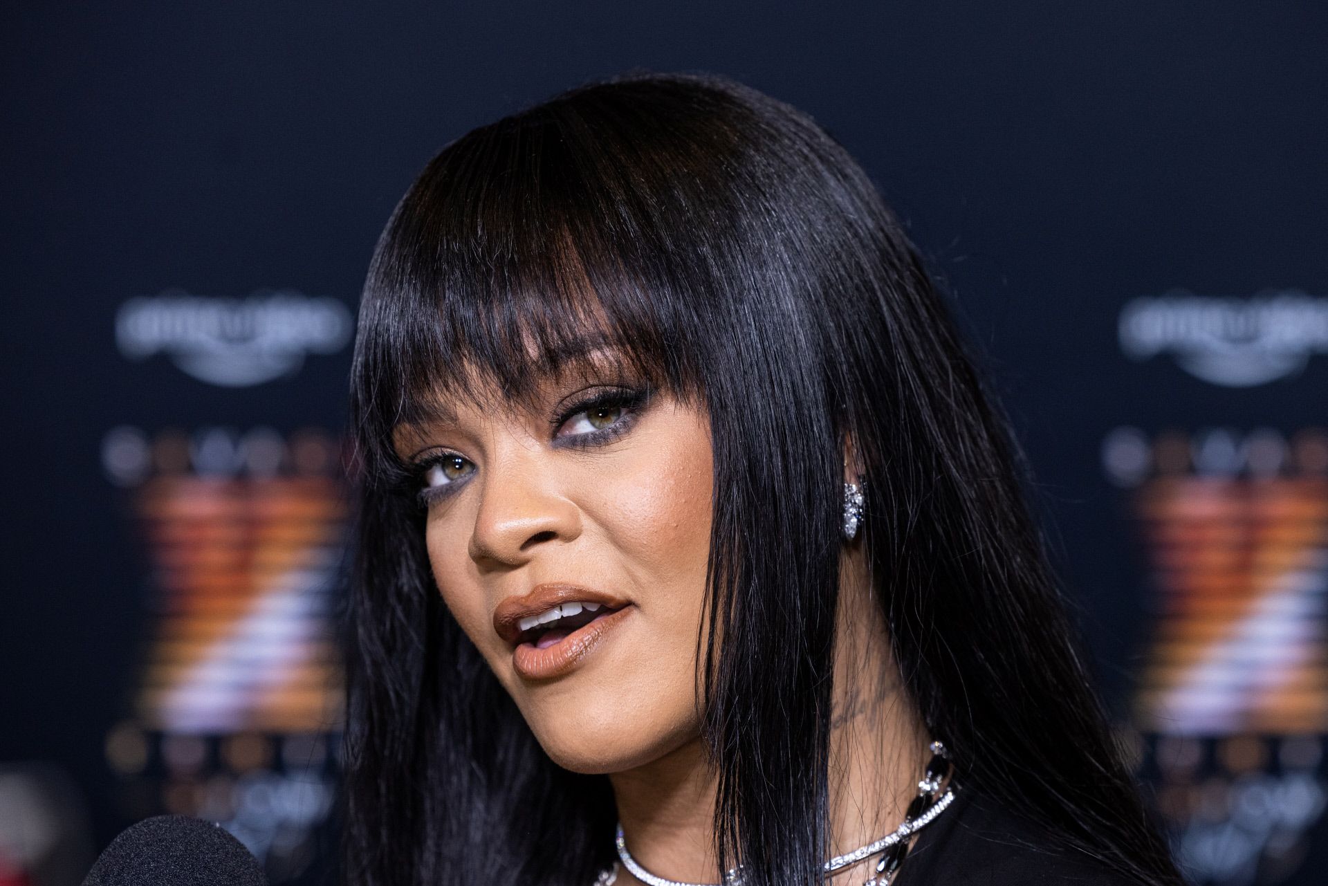 Rihanna presume de pelo sin encrespamiento