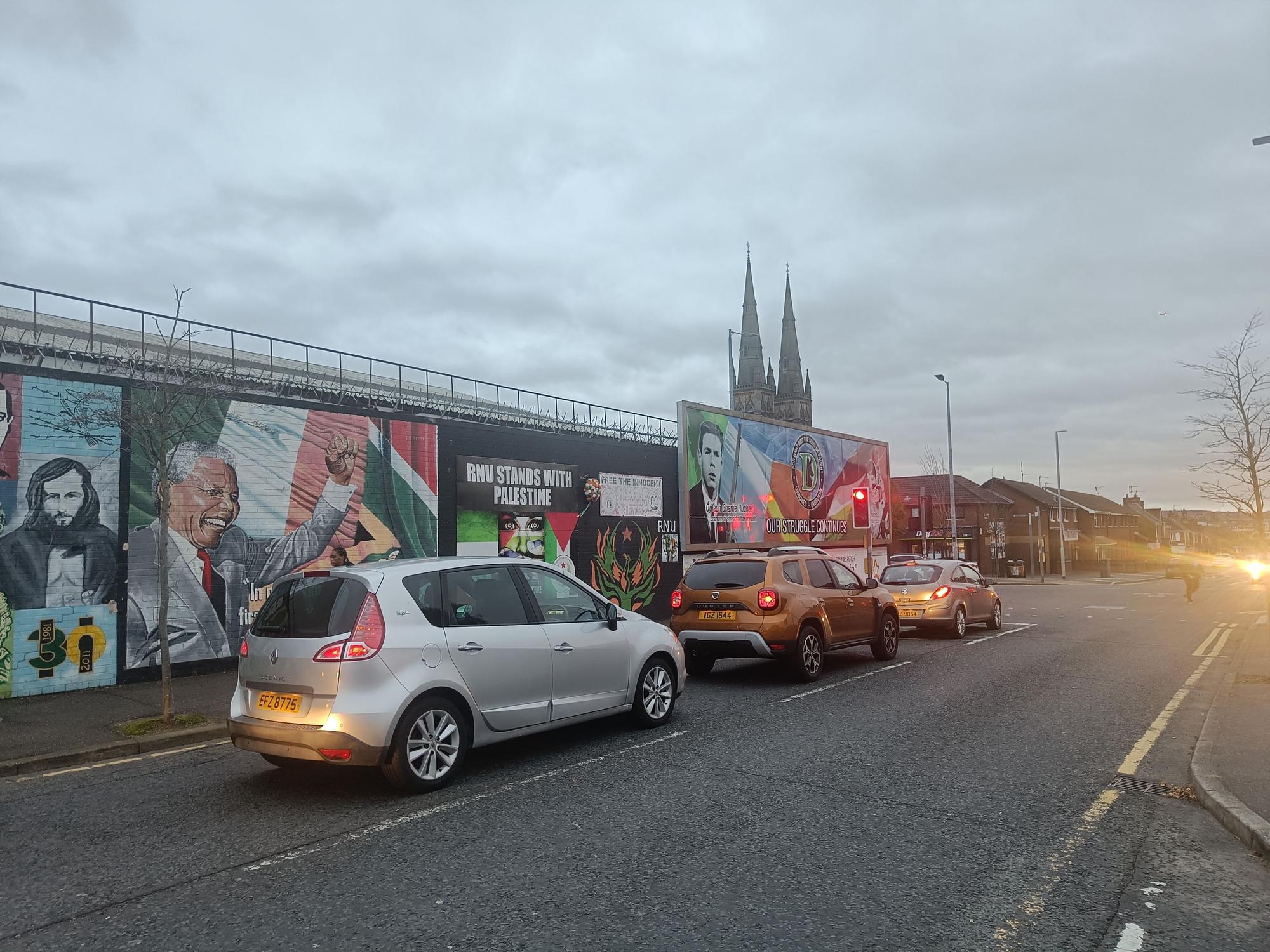 En imágenes: Música, comida y fiesta para derribar el muro de Belfast