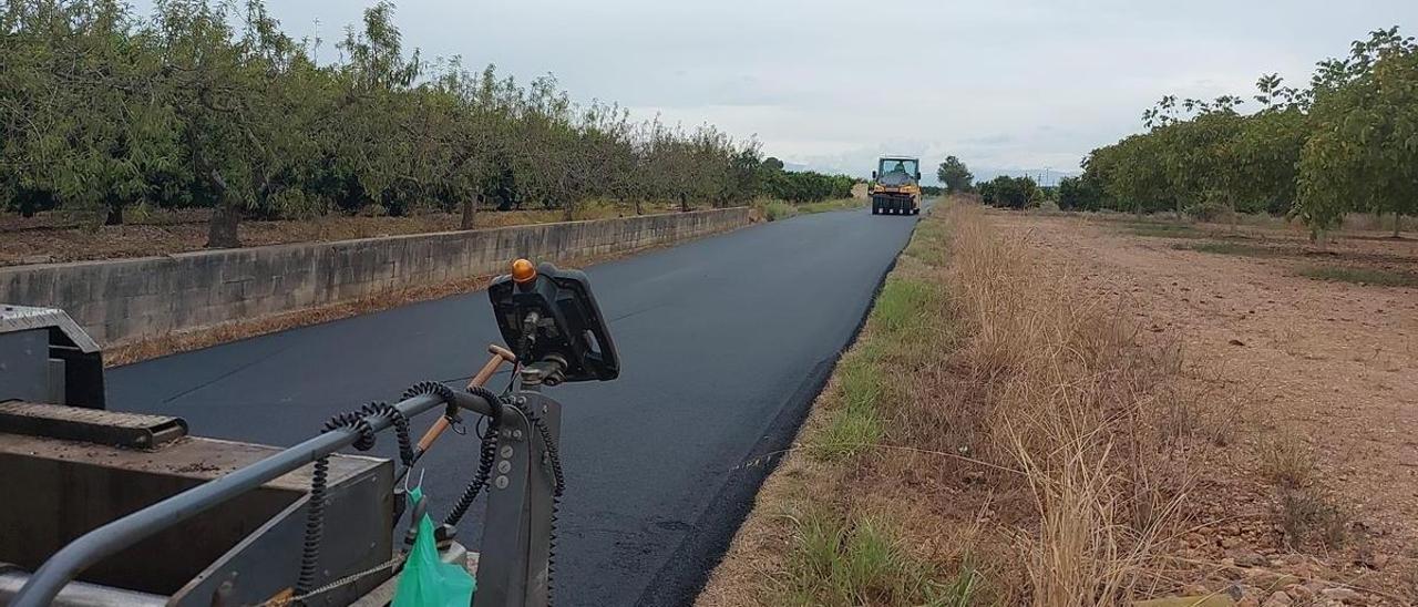 El final de los trabajos de asfaltado del Camí Carretes.