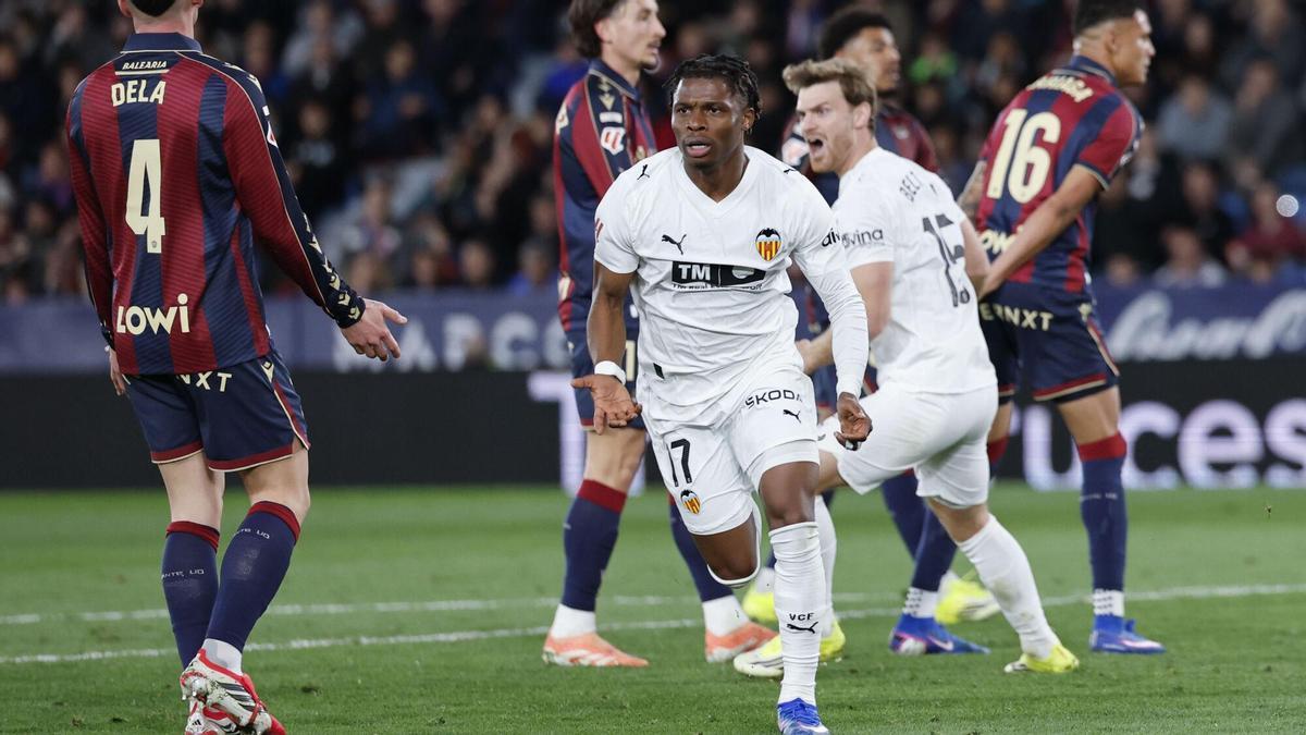El Valencia se lleva el derbi con polémica final