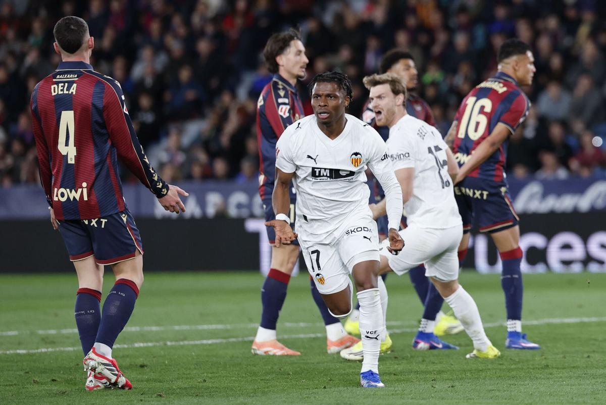 Ramazani celebra su gol en el Levante - Valencia.