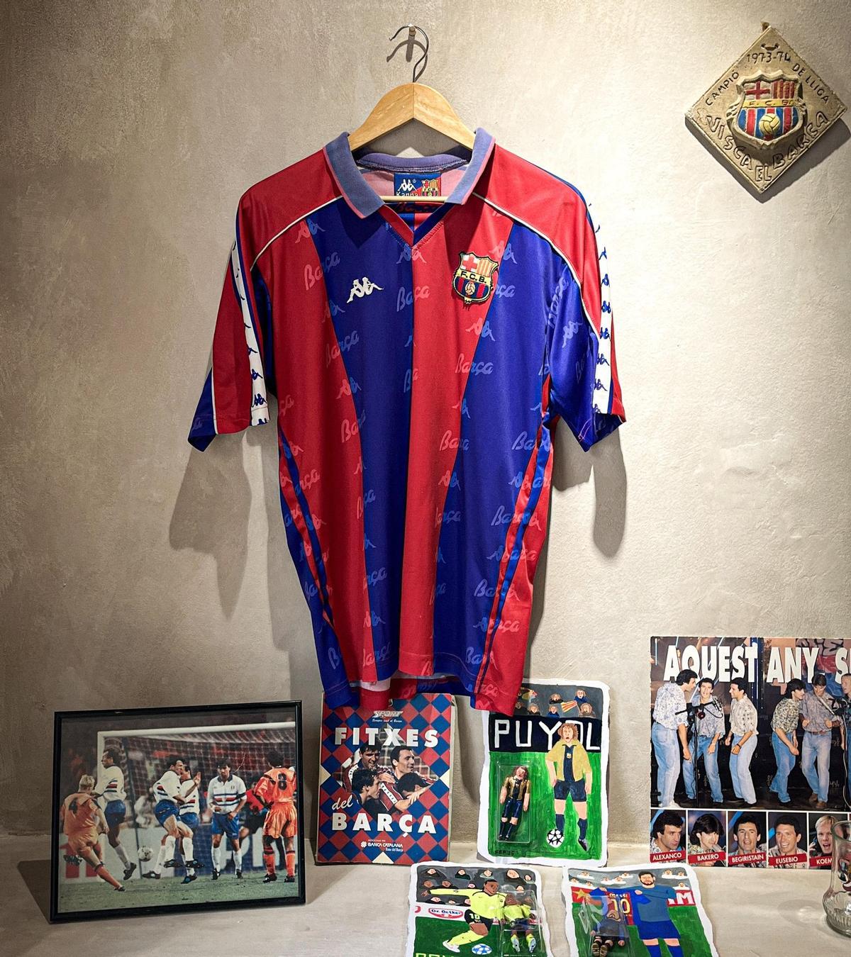 Uno de los rincones de la tienda, con tesoros retro del Barça.