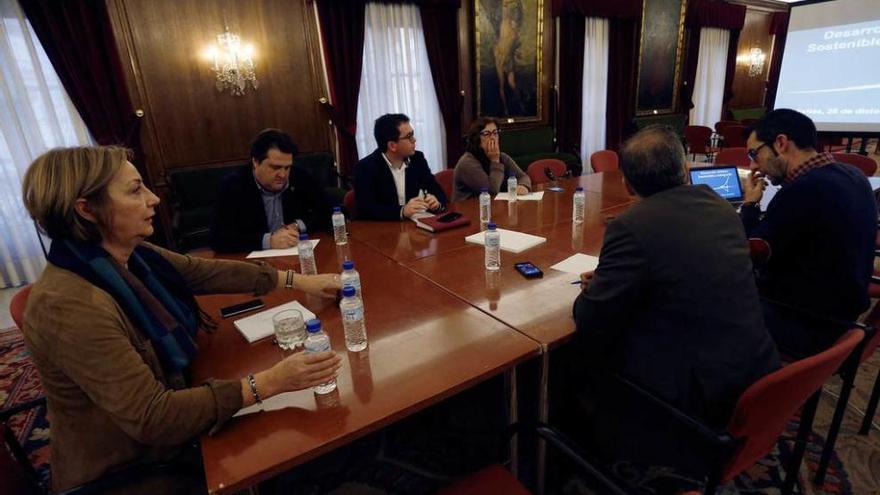 Monteserín, a la izquierda, durante la reunión con los sindicatos.