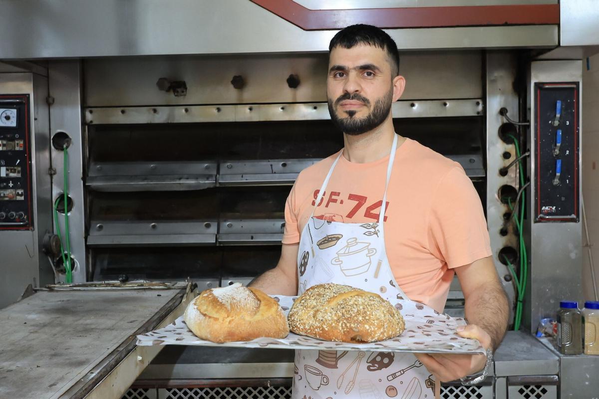 Mohammad y Nasrullah regentan el obrador del Forn de Garrofa