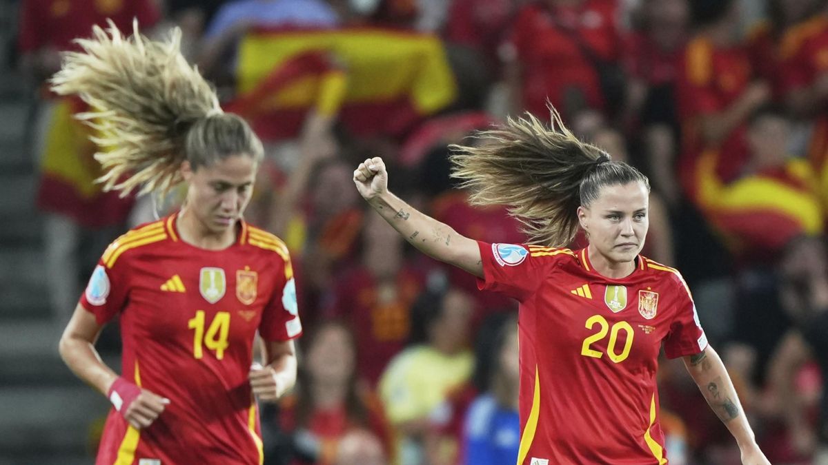 Claudia Pina celebra su gol, el 2-0 de España a Suiza, junto a Laia Alexandri en los cuartos de final de la Eurocopa femenina.