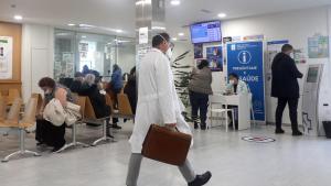 Pacientes en un centro de salud.