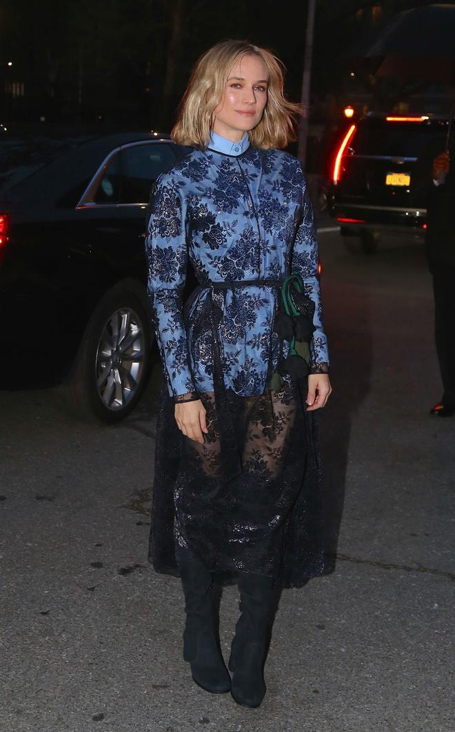 Diane Kruger con vestido de encaje y camisa de algodón en el desfile Prada Resort celebrado en Nueva York