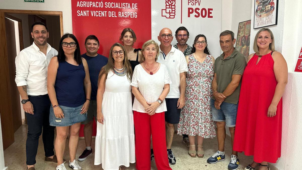 Integrantes de la candidatura de María Jesús Moreno, este domingo en la Casa del Pueblo de San Vicente del Raspeig.