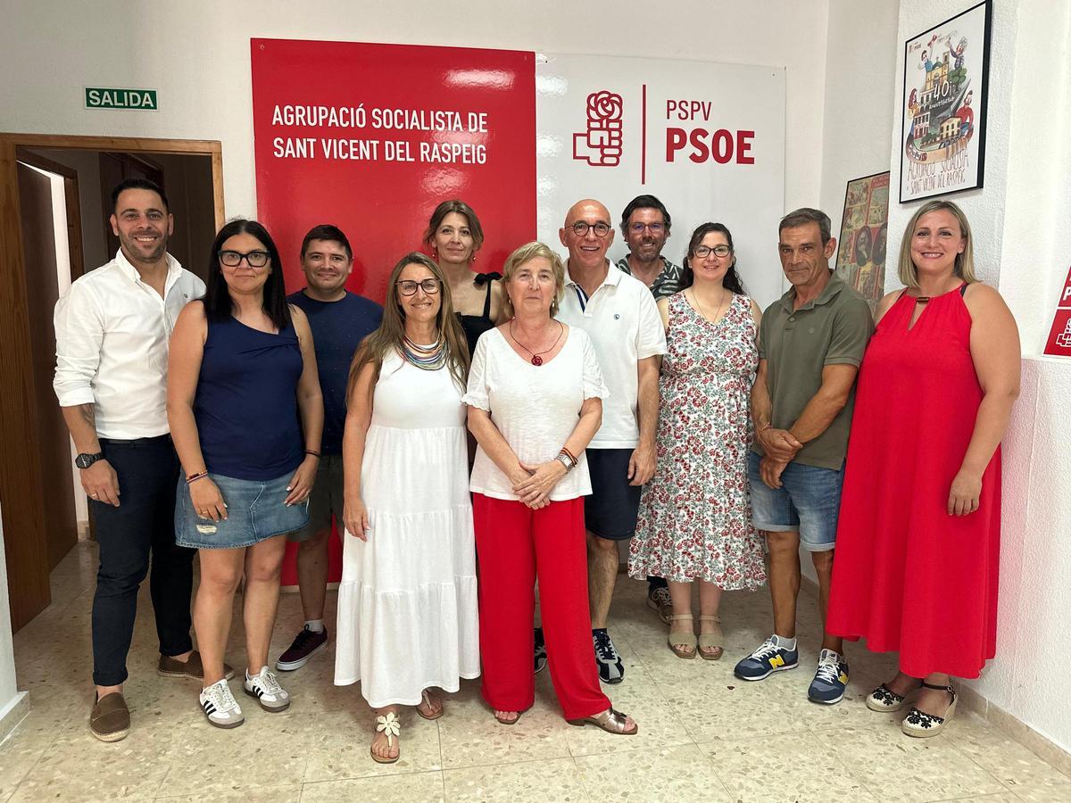 Miembros de la ejecutiva del PSOE, entre ellos, a partir de la cuarta por la izquierda, Asun París, Yolanda García, María Jesús Moreno y Jesús Villar