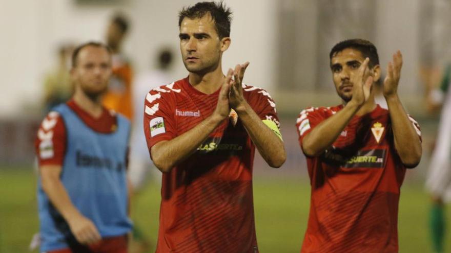 Jaume Sobregrau y Borjas Martín saluda cabizbajos al final del partido con el ciezano Isi al fondo.